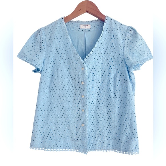 Untuckit women's blue eyelet button down shirt - Picture 1 of 4